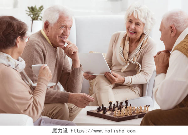 老人举行象棋比赛微笑的老人